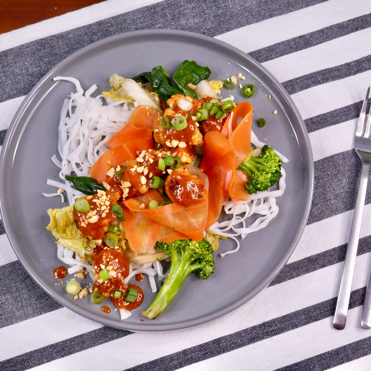 Tofu Glacé au Gochujang avec Sauté de Légumes et Vermicelles (un peu épicé)