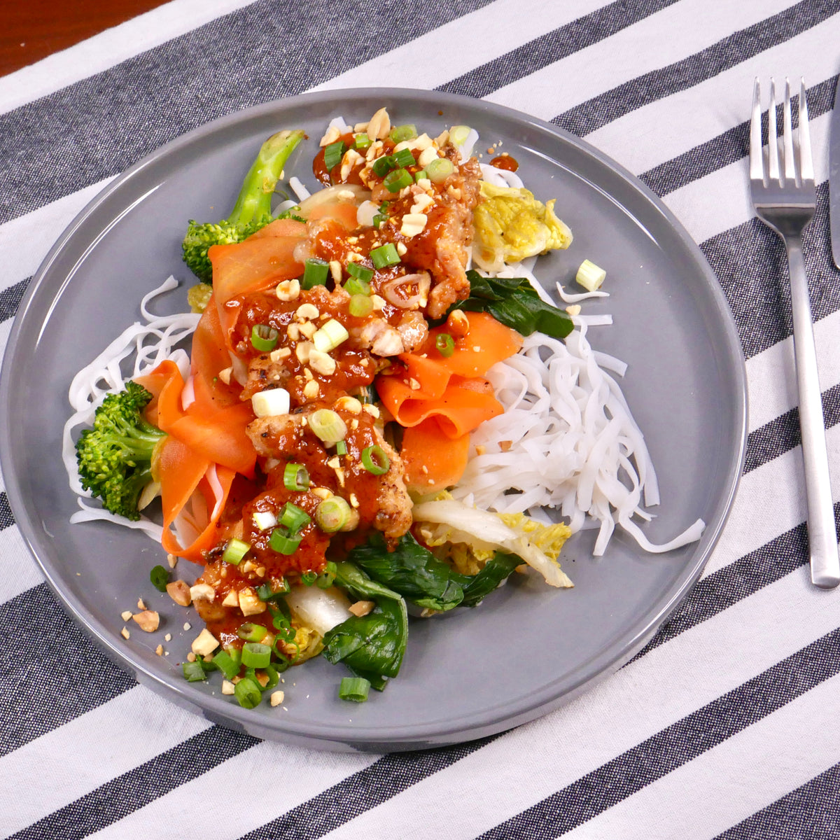 Poulet Glacé au Gochujang avec Sauté de Légumes et Vermicelles (un peu épicé)