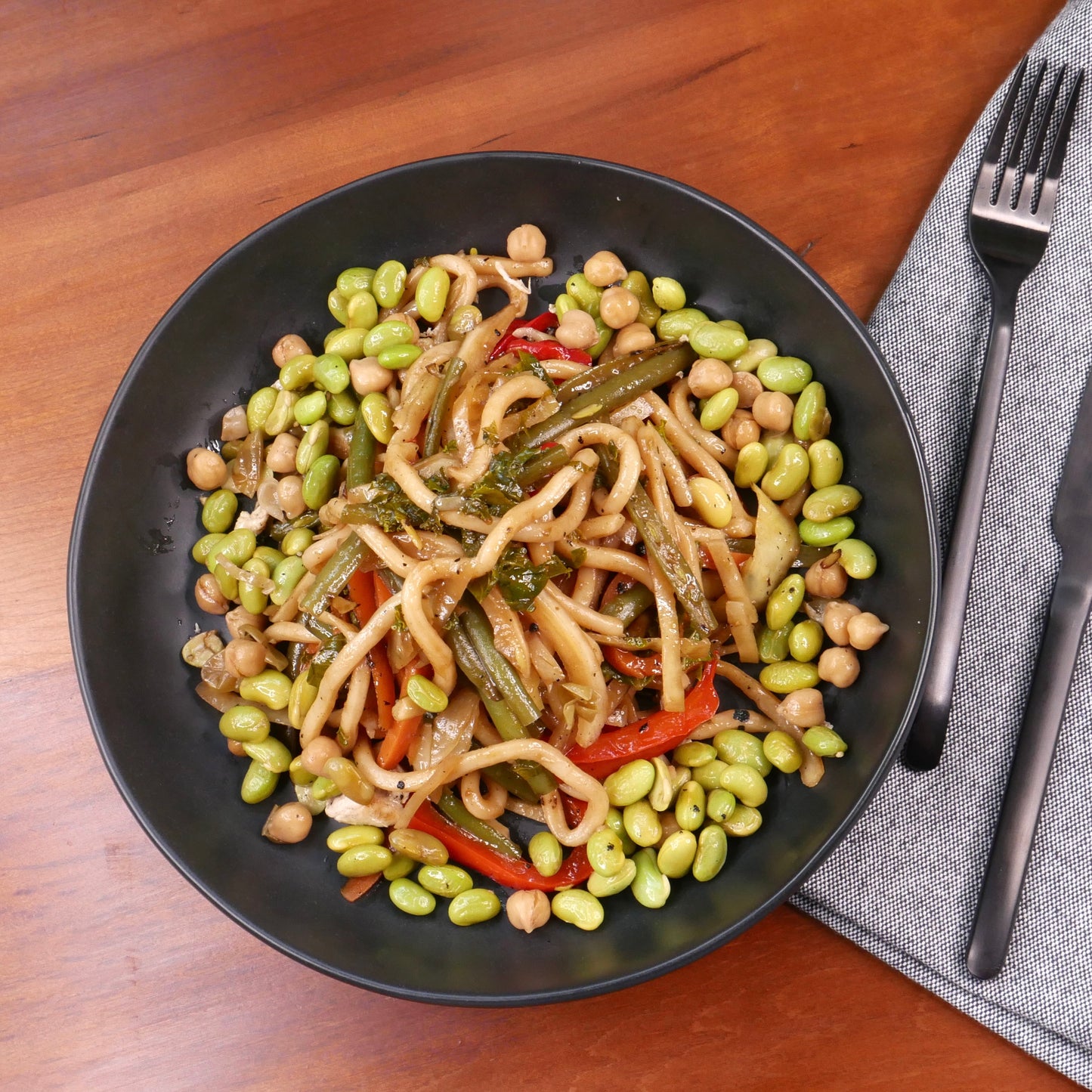 Sauté de Nouilles Udon avec Légumes, Edamame et Pois Chiches (végé)